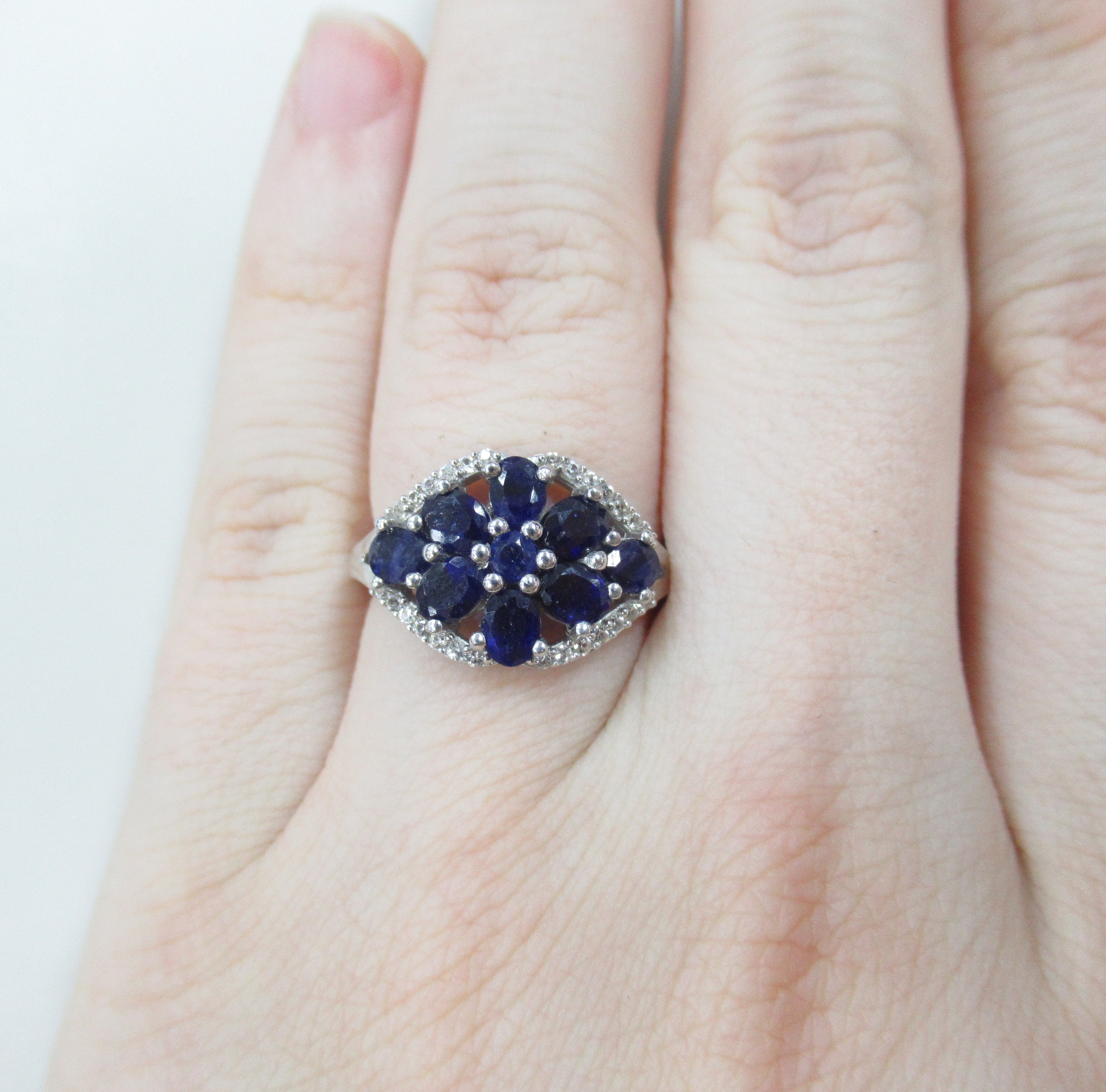 Серебряное кольцо с сапфирами "Цветок"